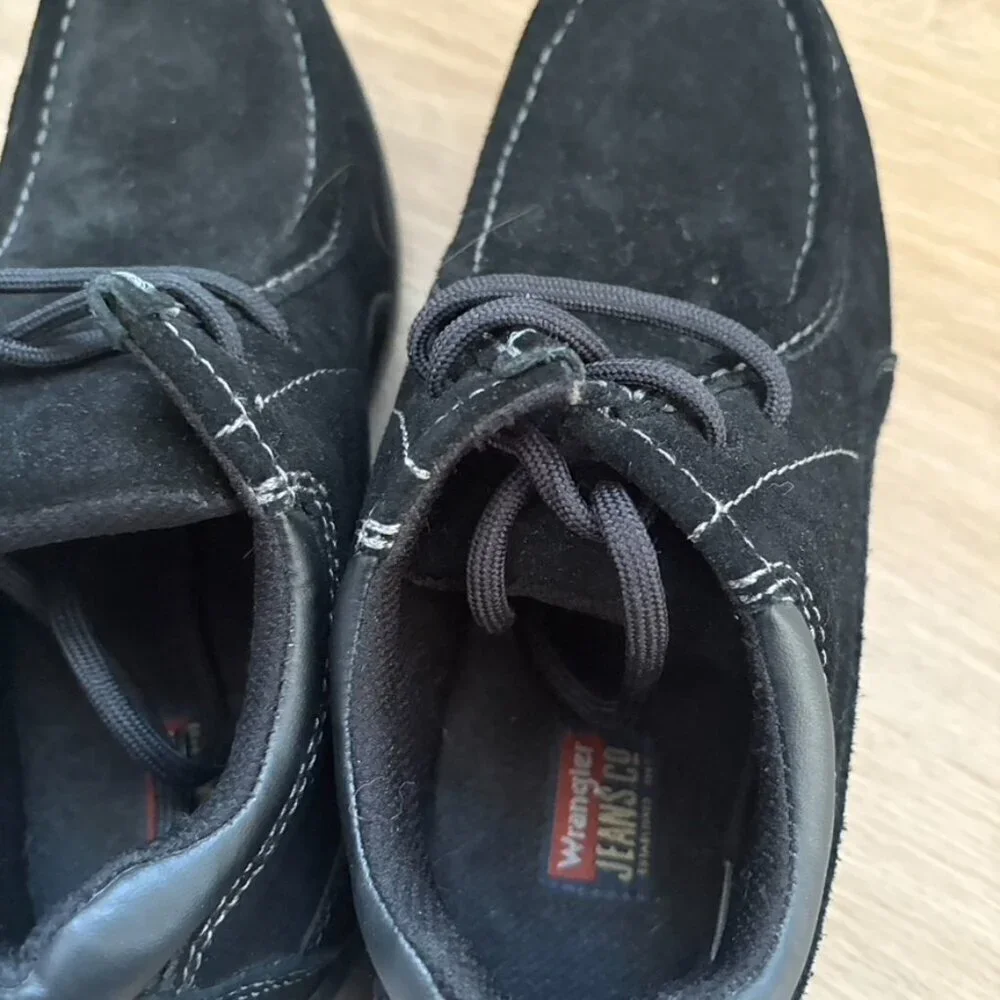 ** Men's Wrangler Black Suede Chukka lightweight boots size 9